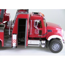 Bruder Mack пожарная машина с выдвижной лестницей и функцией разбрызгивания воды  (art. 02-821)